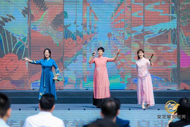 在西湖文化广场，教师张聿、耿绿洁、郑佳艳表演越剧、昆曲、京剧联唱.jpg